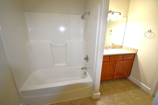 Building Photo - 1-Bedroom in Gated Community!