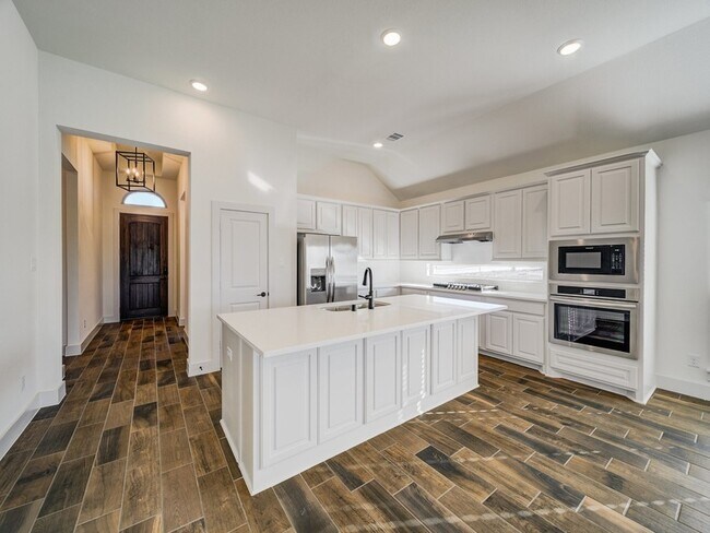 Building Photo - 3401 Riverlawn Dr