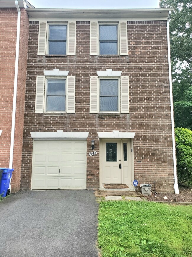 Primary Photo - 742 S Granada St
