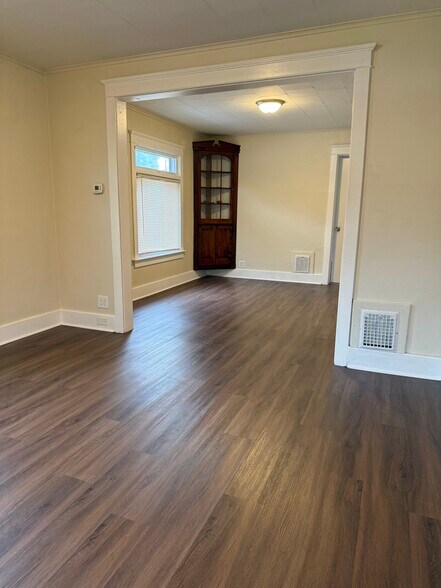 Building Photo - 308 Robinson St