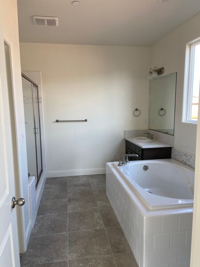 Building Photo - 4 Bedroom home located in Northside Visalia! Available Soon!