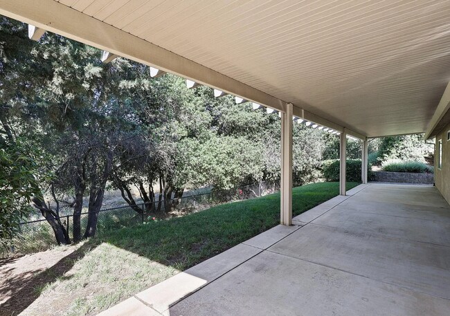 Building Photo - 3-bedroom, 2-bathroom home located in the ...