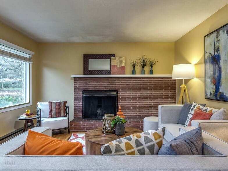 Living room - 2741 SE 32nd Ave