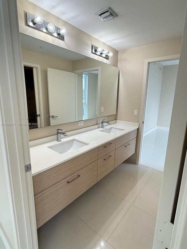 Building Photo - 600 NE 27th St