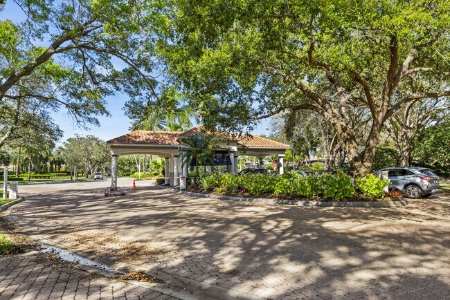 Building Photo - ** ISLAND WALK ** 3 BED + DEN / 2.5 BATH -...