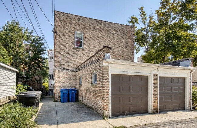 Building Photo - 2700 W Albion Ave