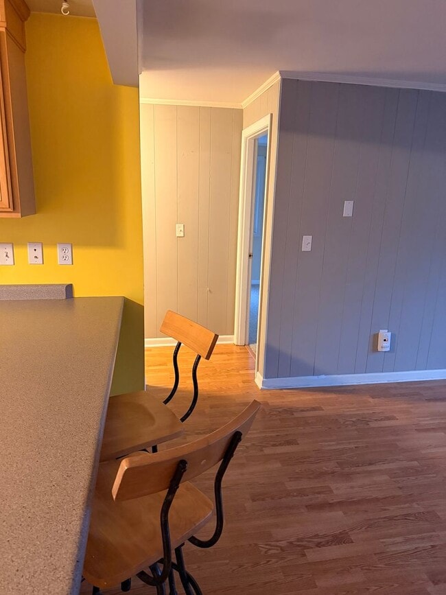 Building Photo - Downtown Kittery, walking distance to the Portsmouth Naval Shipyard!