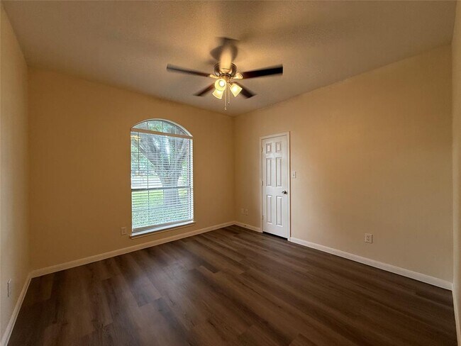 Building Photo - 303 Kates Way
