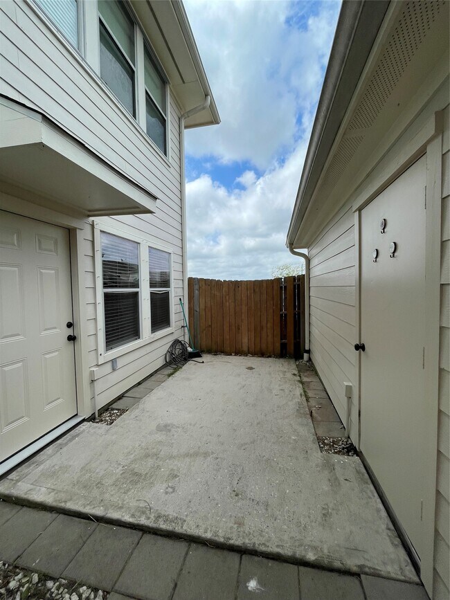 Building Photo - 2117 Kemah Village Dr