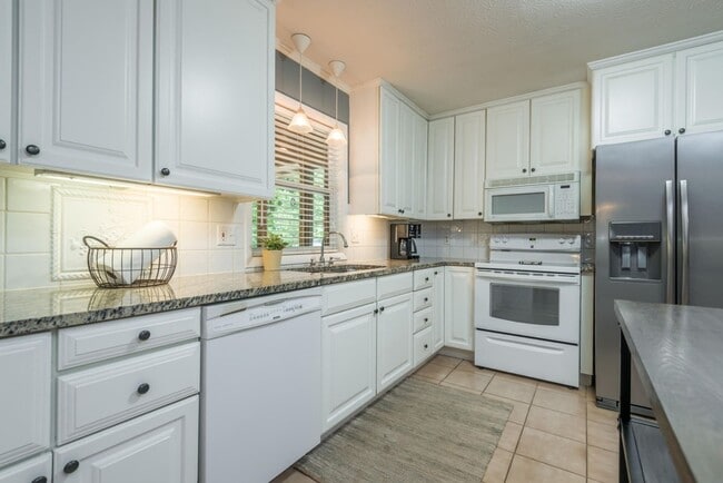 Building Photo - 4BR/ 3BA in West Hills + TWO 2-car garages, screened patio, fenced backyard