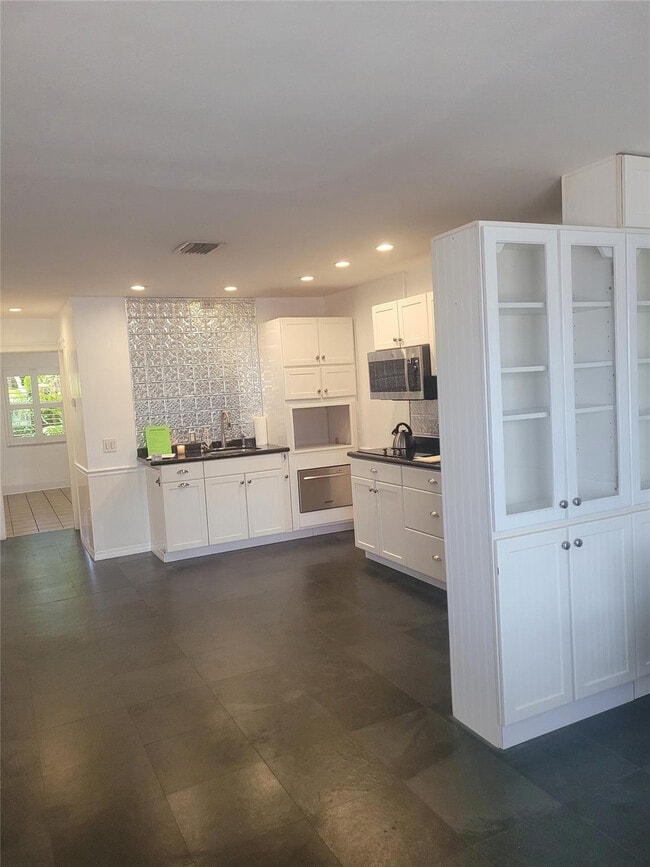 Building Photo - 815 Middle River Dr