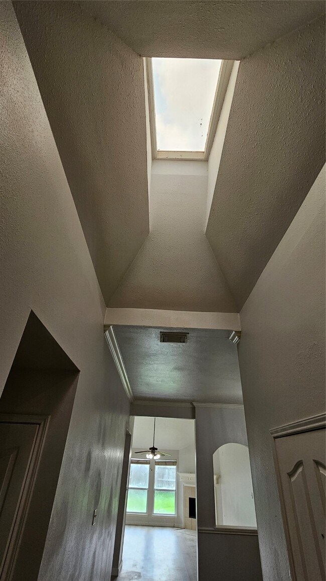 Building Photo - 18015 Willow Cliff Ln