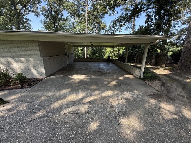 Building Photo - 3153 Woodhaven Dr