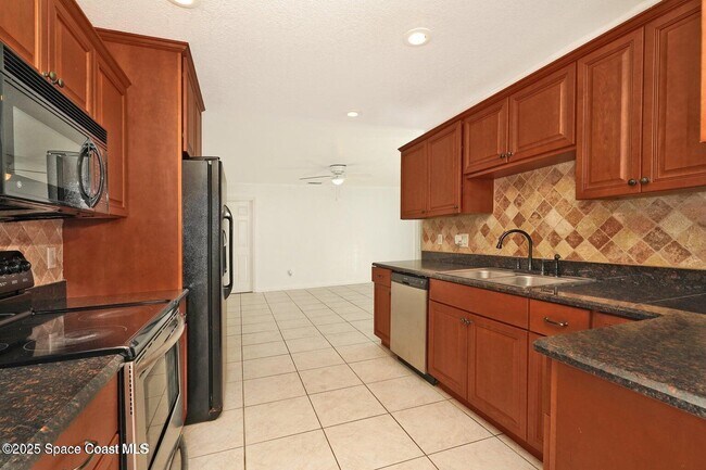 Building Photo - 765 Palm Dr
