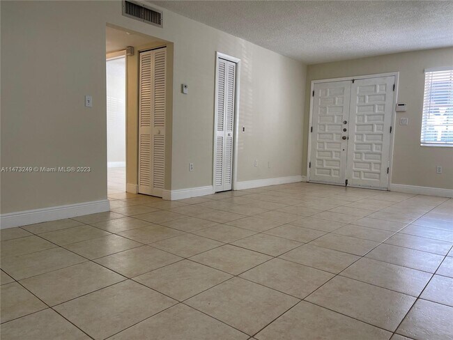 Building Photo - 4313 SW 69th Ave