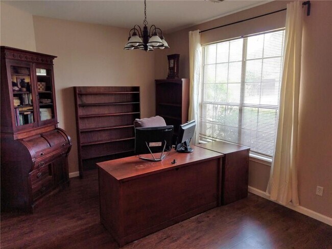Building Photo - 1041 Disraeli Cir