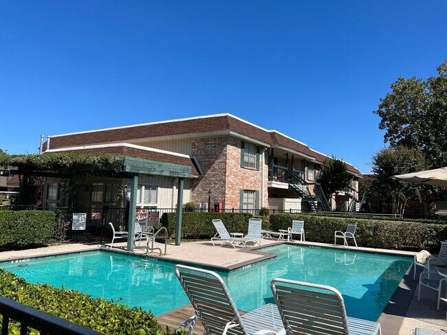 Building Photo - 845 Augusta Dr