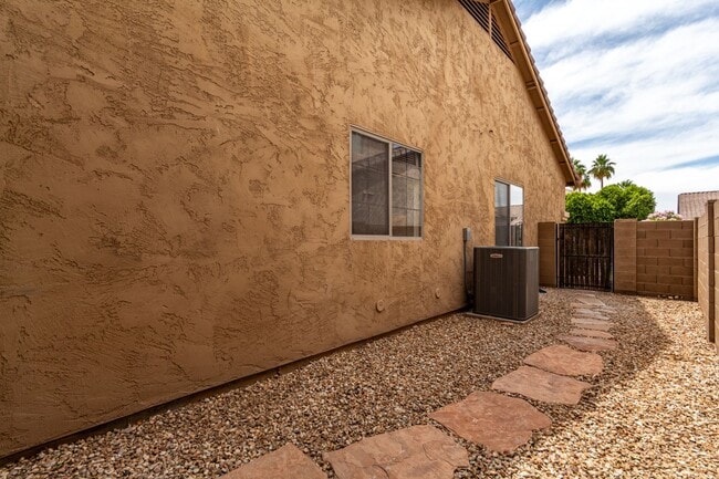 Building Photo - 5 Bedroom home in Chandler