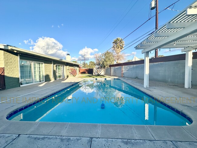 Building Photo - 8338 E Julia St