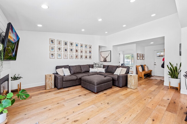 Building Photo - 6522 Farinella Dr