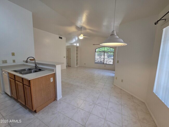 Building Photo - 586 S Sawmill Gardens Dr