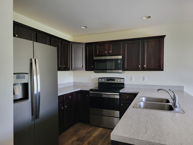 Building Photo - 126 Redstone Dr