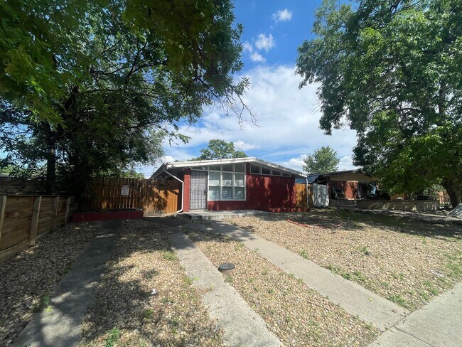 Building Photo - Charming 2 Bed, 1 Bath Duplex in Aurora