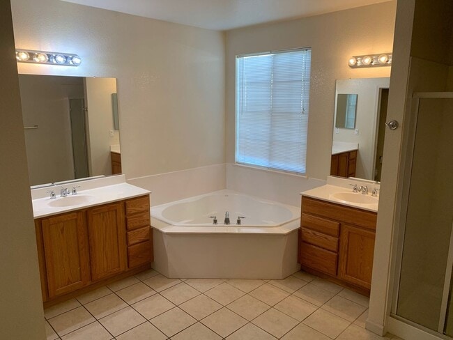 Building Photo - Newer Home in Great Location