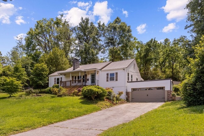 Building Photo - Beautifully Renovated 3 Bedroom 2.5 Bath H...