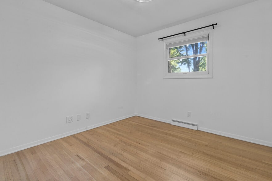 Building Photo - 820 Eaglewood Dr