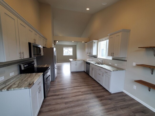 Building Photo - Beautiful Newer 4 Bedroom In Tahoma Terra Neighborhood!