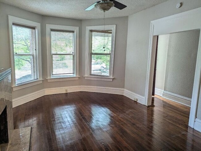 Building Photo - Beautiful 2 Bed 1 Bath Apartment with bonu...