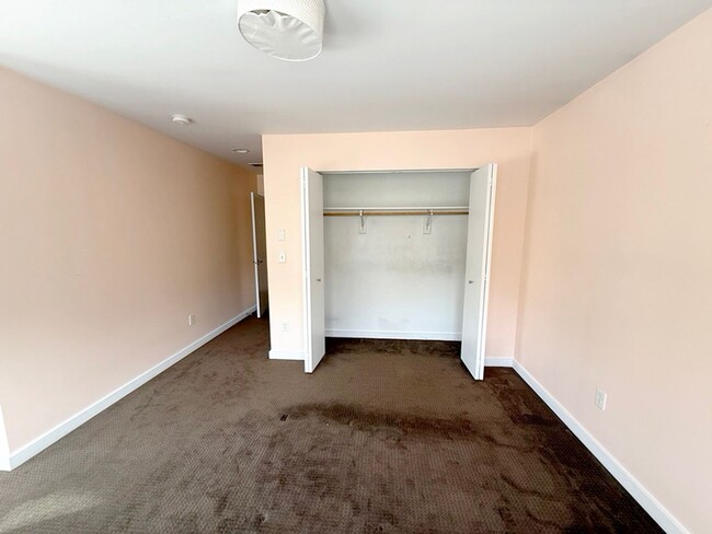 Building Photo - Charming Southside 2 Bedroom, 2.5 Bath Townhome