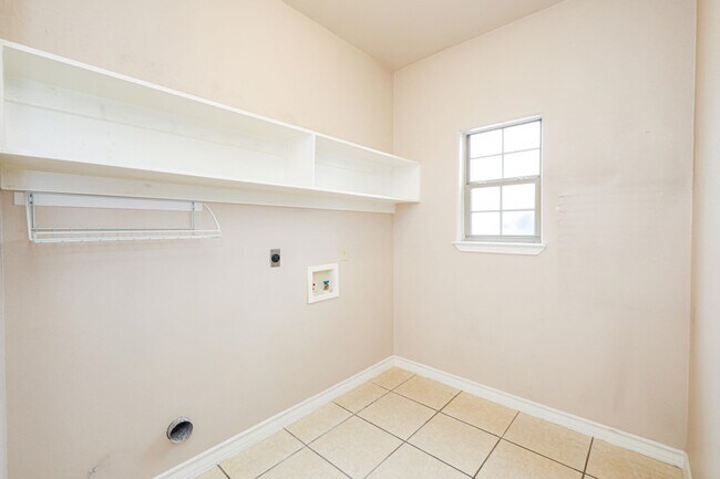 Building Photo - 402 Cayman Ct