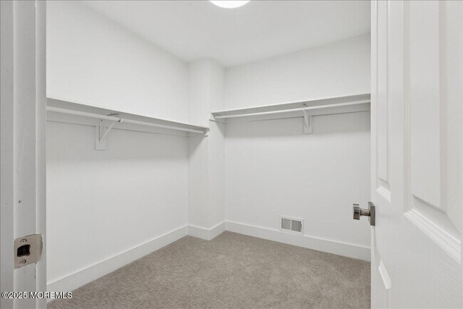 Building Photo - 18 Oak Knl Dr