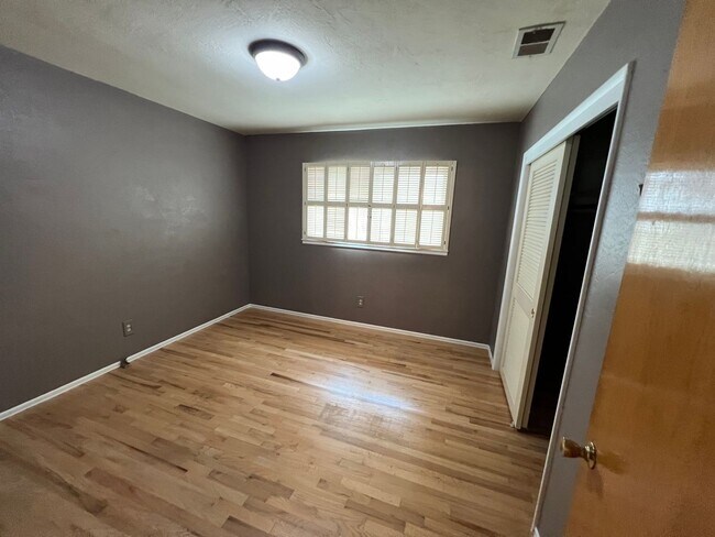 Building Photo - 723 S California St