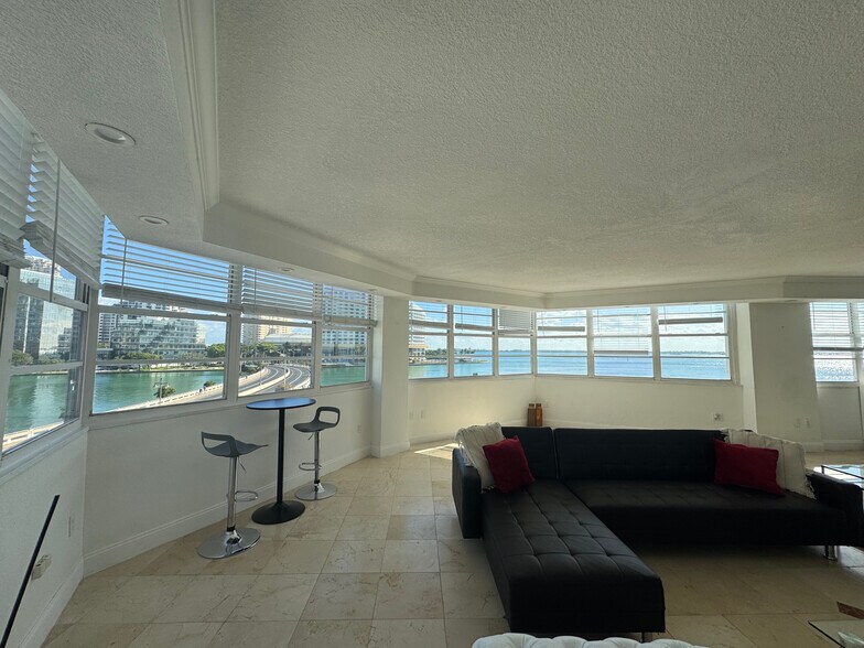 Building Photo - 801 Brickell Bay Dr