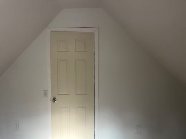 Building Photo - 127 Burbank Ave