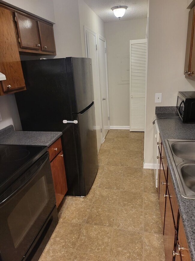 Building Photo - Nice two bedroom condo on one level in Hermitage