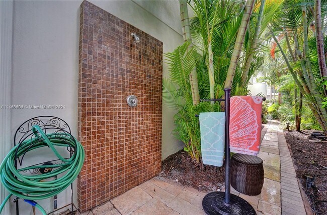 Building Photo - 1247 Seminole Dr