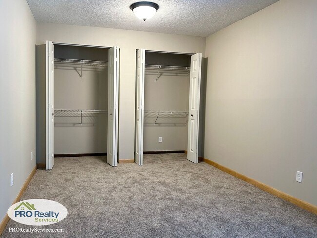 Building Photo - Updated 1 Bedroom Condo **Half off 1 Month...