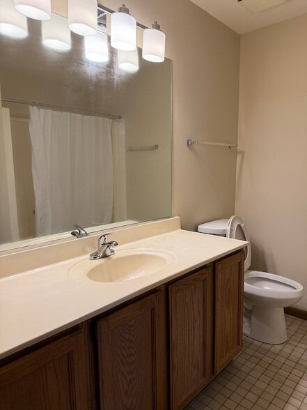 Building Photo - 101 S Oakhurst Dr