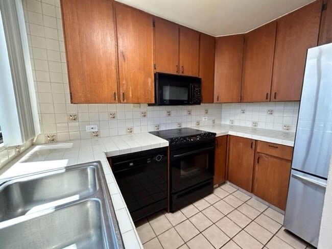 Building Photo - Beautiful & Convenient Punahou/Makiki 3-BR, 2-BA, 2-Parking