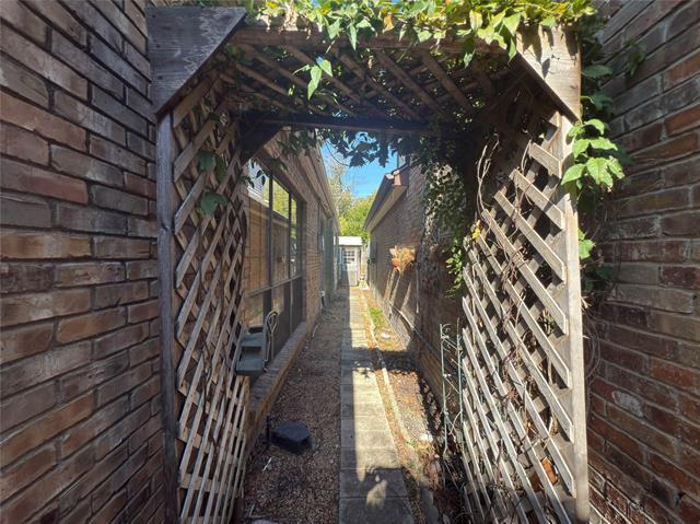 Building Photo - 5991 Lindenshire Ln