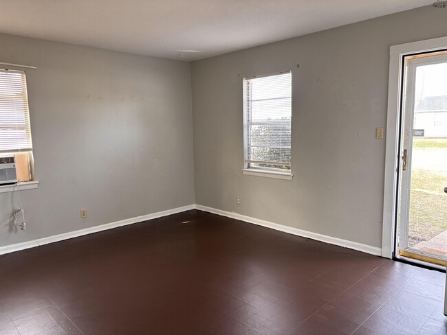 Building Photo - 1407 Harris Ln