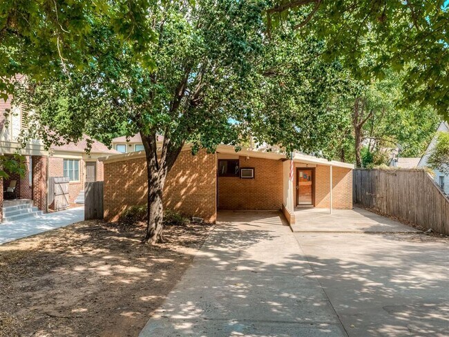 Building Photo - 921 S Lahoma Ave