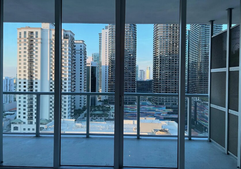 Primary Photo - 1111 SW 1st Ave