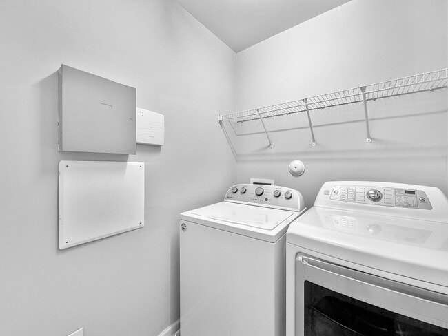 Building Photo - Stunning 4-bedroom, 2.5-bathroom home loca...