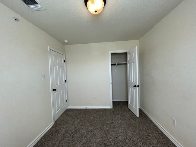 Building Photo - Townhome for rent