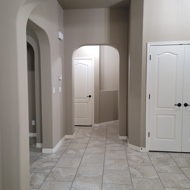 Building Photo - 14513 Meadow Lawn